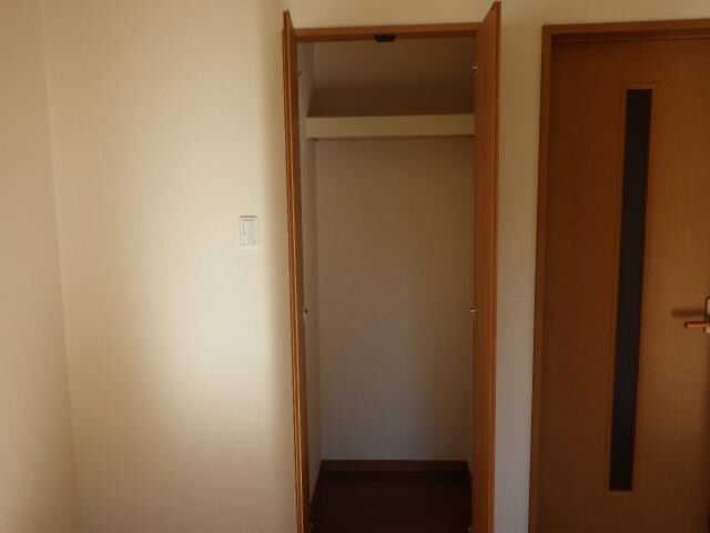 物件内観写真10　(洋室西６帖　収納)