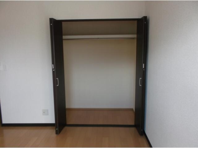 物件内観写真10　(2F洋室8帖側　クローゼット)