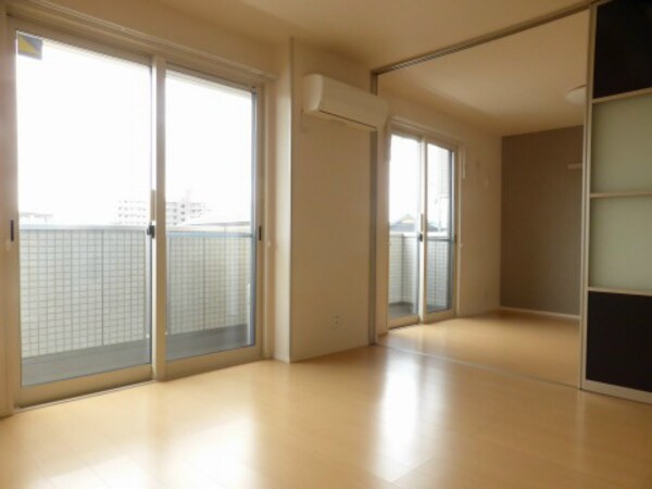 リビング(同物件別部屋)