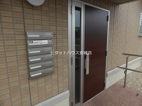 玄関(同物件別部屋)