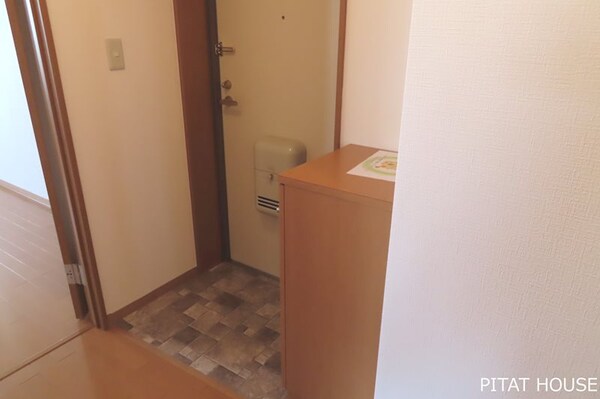 玄関(参考写真３０２（反転タイプ）)