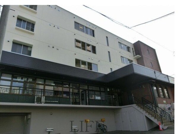 建物外観(外壁・共用部は改修工事を行ったのでとてもきれいです)