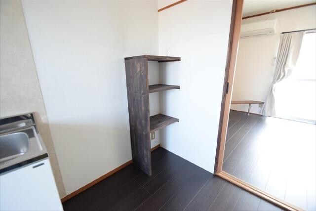 物件内観写真4　(作り付けの棚)