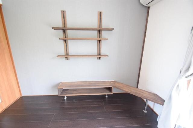 物件内観写真12　(作り付け棚)