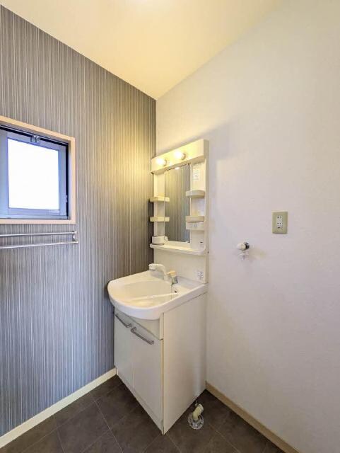 物件内観写真7　(シャワー付き洗面台)