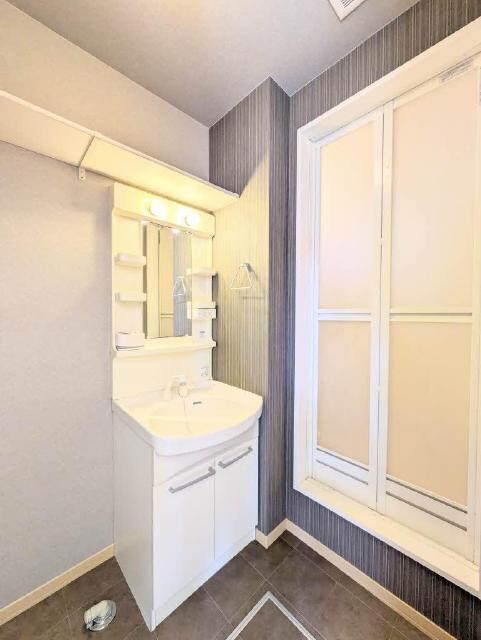 物件内観写真7　(シャワー付き洗面台・洗濯機置場)