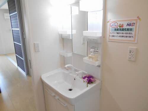 物件内観写真7　(シャワー付き洗面台)