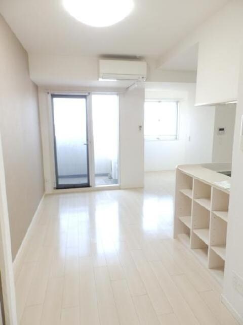 物件内観写真3　(リビング・洋室)