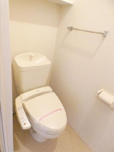 物件内観写真8　(温水洗浄暖房便座)