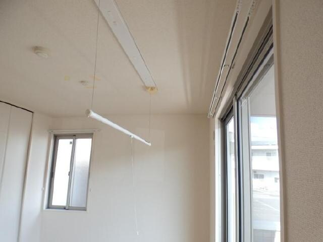 物件内観写真14　(室内物干し)