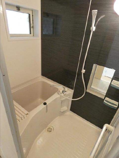 物件内観写真7　(バスルーム（小窓付き）)