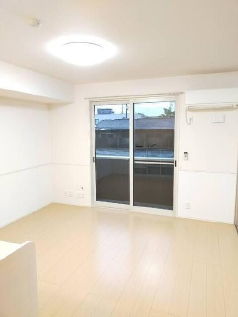 物件内観写真3　(リビングルーム)