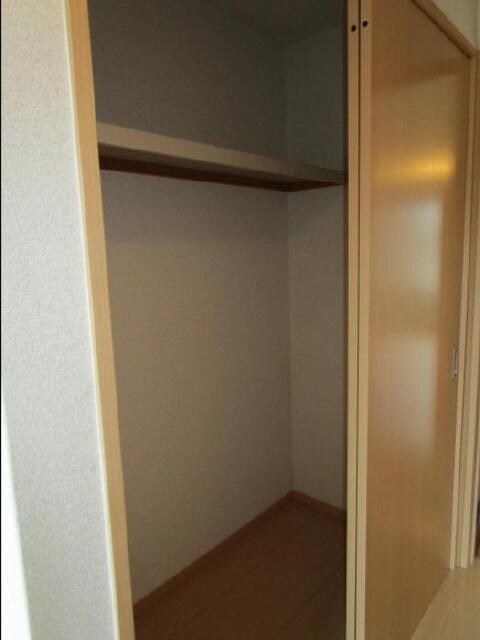 物件内観写真10　(廊下収納)