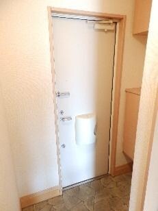 物件内観写真13　(玄関・シューズボックス完備)