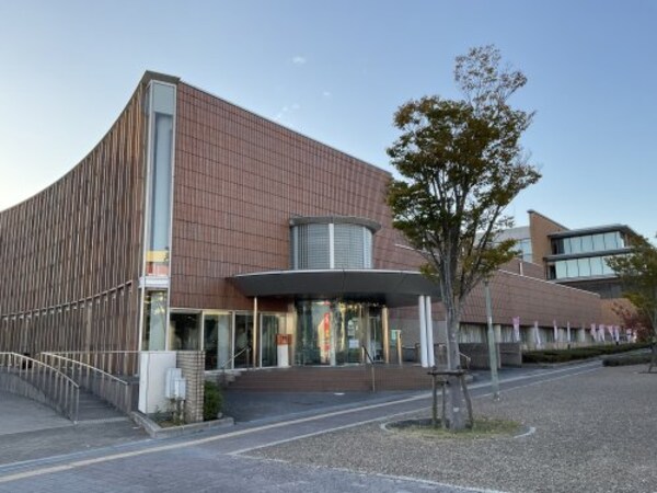 周辺環境(三田市立図書館ウッディタウン分館 575m)