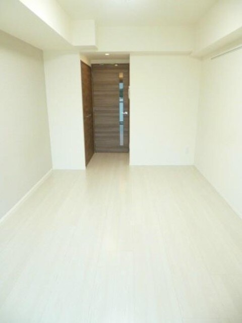 物件内観写真9　(広いリビング)