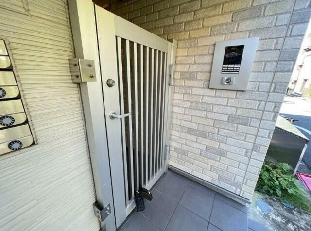 物件外観写真4　(TVオートロック完備)