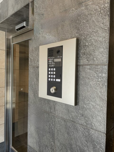 物件外観写真4　(オートロック完備)