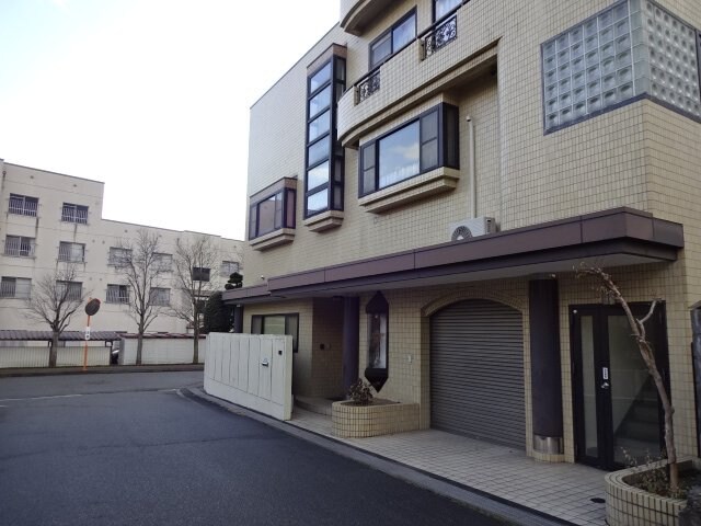 物件外観写真6　(東側：出入り口)