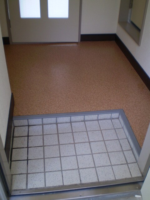 物件外観写真2　(玄関)