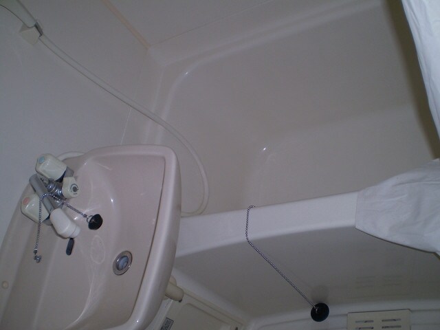 物件内観写真5　(お風呂とトイレが一緒でも、充分なスペースです！)