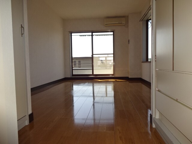 物件内観写真6　(広々とした洋室です)