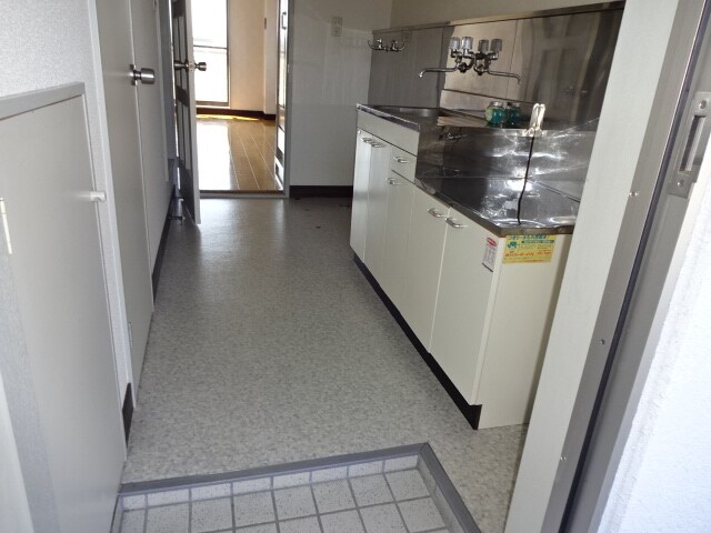 物件内観写真7　(収納もある玄関です)