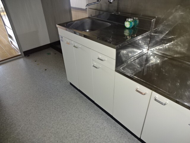 物件内観写真9　(二口ガスコンロがおける広さです。)