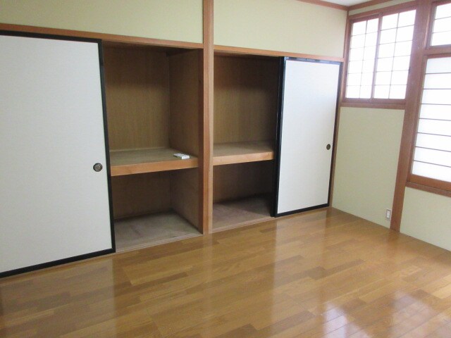 物件内観写真2　(落ち着いた色調の洋室です)