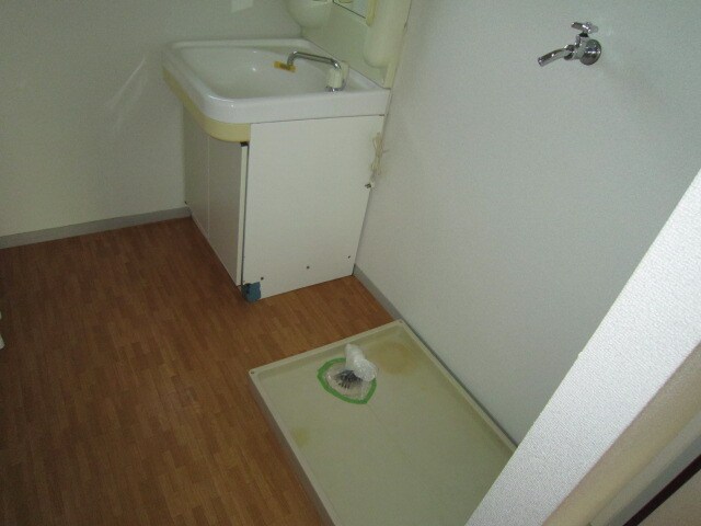 物件内観写真6　(洗濯機置場)