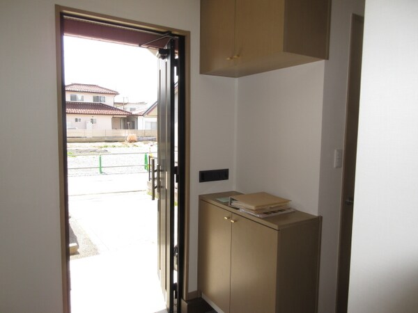 玄関(シューズボックス及び吊戸棚付き)