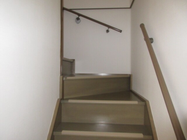 物件内観写真14　(内部階段)