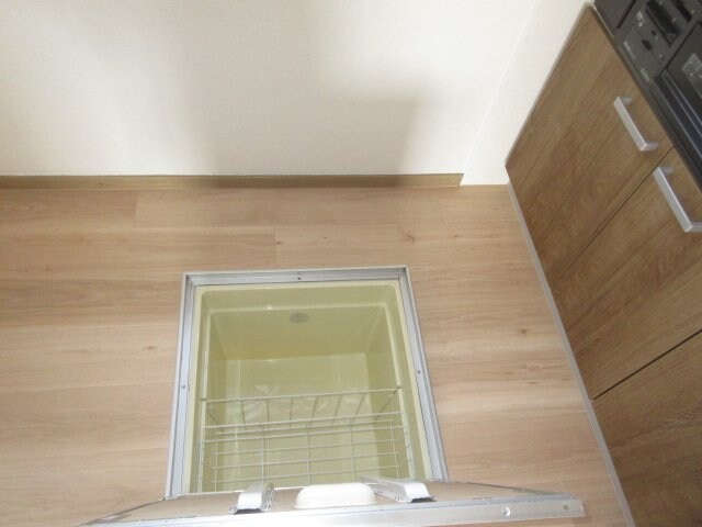 物件内観写真16　(1F床下収納庫)