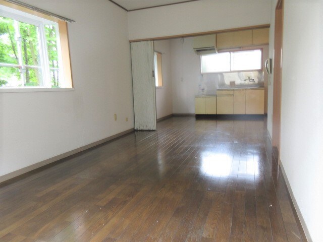 物件内観写真2　(広々13.5帖)