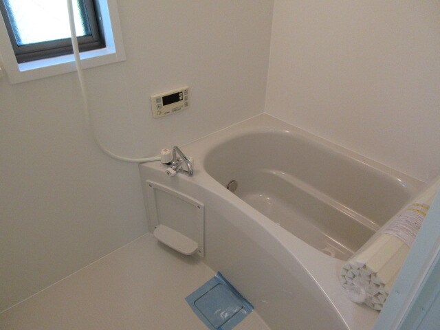 物件内観写真5　(追い焚き付きでゆったり過ごせるお風呂です)