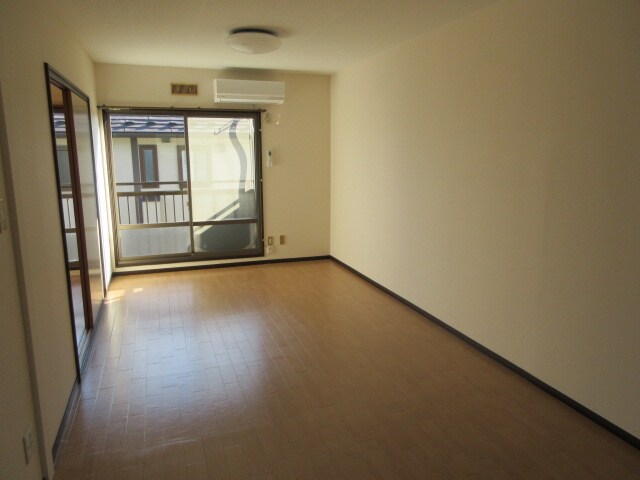 物件内観写真8　(ひろ～いリビングでゆったり過ごしましょう)