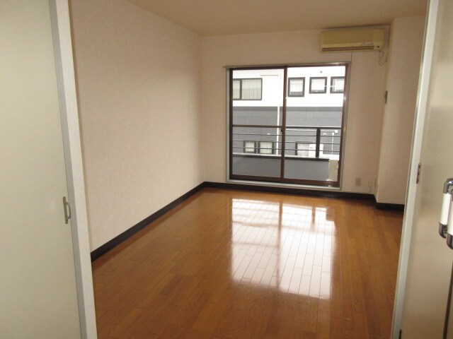 物件内観写真3　(リビング)