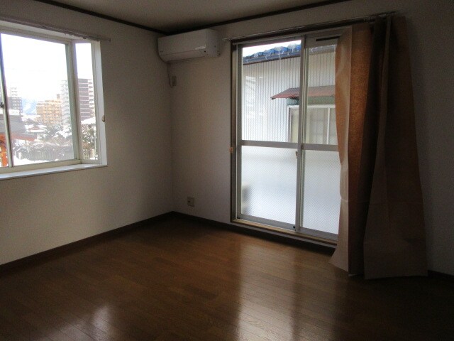 物件内観写真2　(こちらのリビングで趣味の時間をお楽しみください)