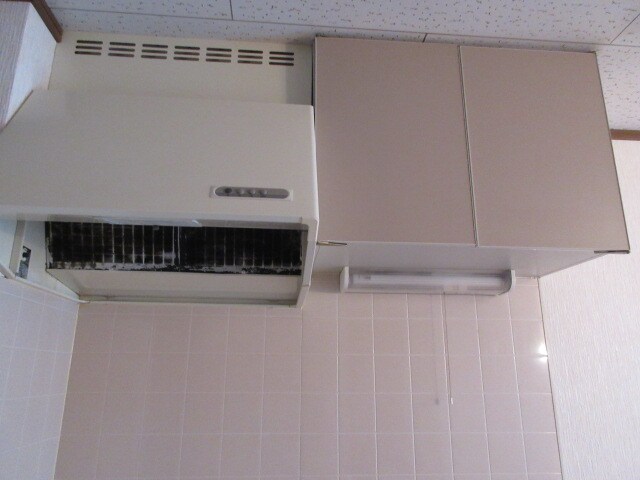 物件内観写真12　(吊戸棚及びレンジフード)