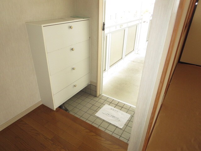 物件内観写真11　(毎日通る玄関はこちらです。シューズボックス付)