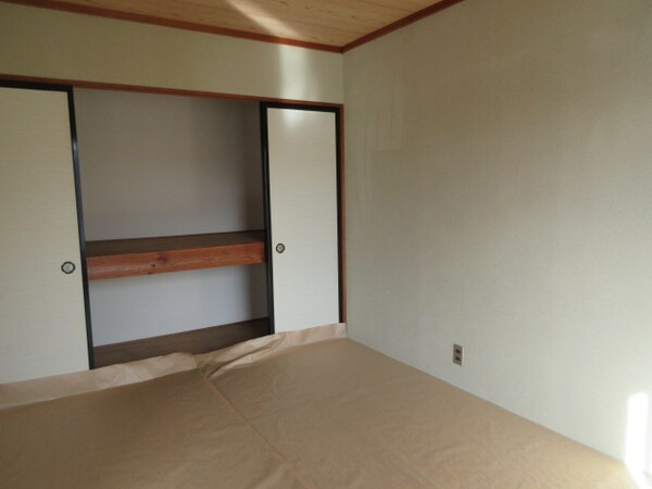 和室(畳の上でゆっくりとくつろげる和室です)