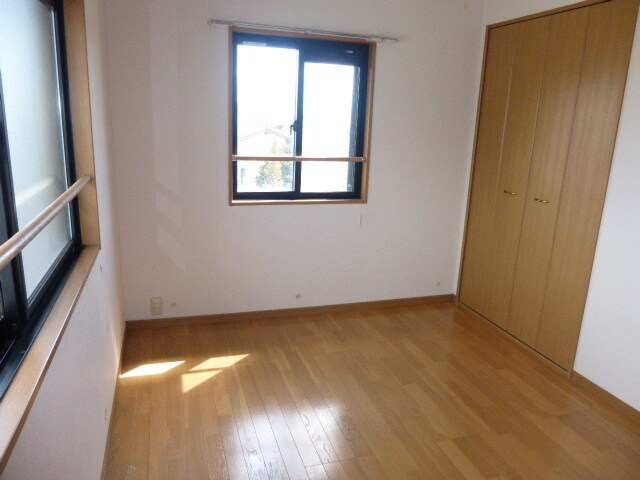 物件内観写真8　(個人の部屋や寝室として使える洋室です)