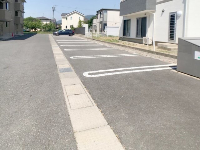 物件外観写真2　(駐車場)