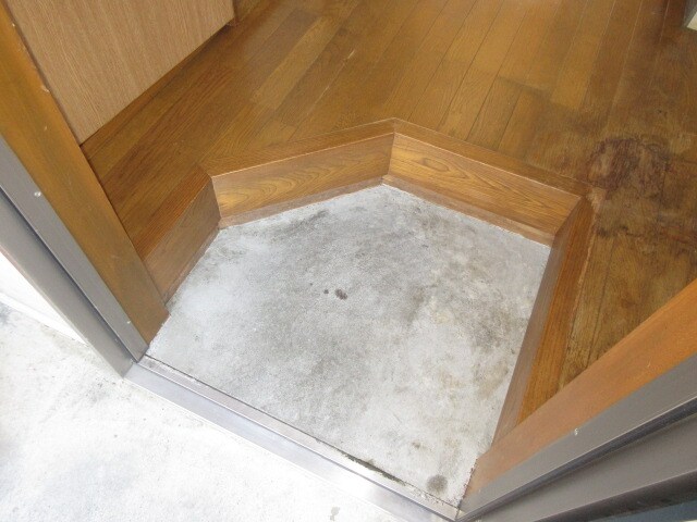 物件外観写真2　(玄関)