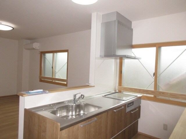 物件内観写真3　(対面キッチン。お料理も楽しい。IHクッキングヒーター付きシス)