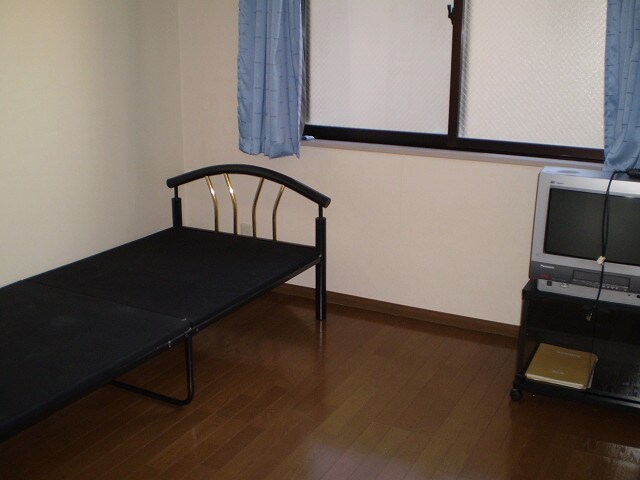 物件内観写真8　(室内：ベット・TV)