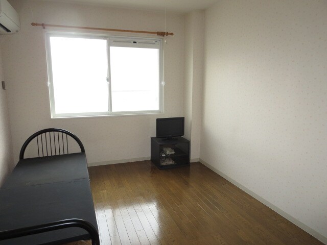 物件内観写真5　(落ち着いた色調の洋室です)