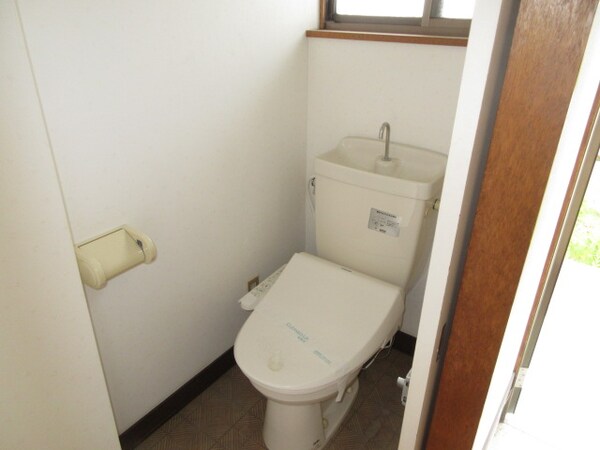 トイレ(温水洗浄便座付のコンパクトで使いやすいトイレです)