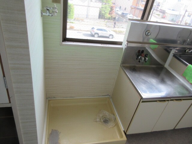 物件内観写真6　(洗濯機置場)