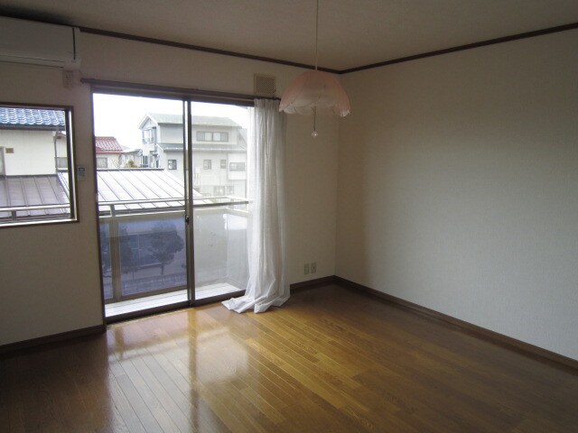 物件内観写真11　(落ち着いた色調の洋室です)